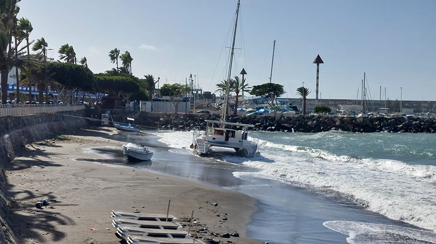 Drie boten losgeslagen tijdens storm Francis gestrand op Playa Las Marañuelas